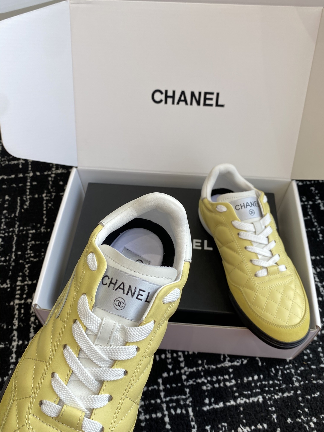 代购级(官网同步✈️盒包装)
最有流量的棒球鞋CHANEL 小香这双鞋谁穿谁夸!
杨幂同款Chanel