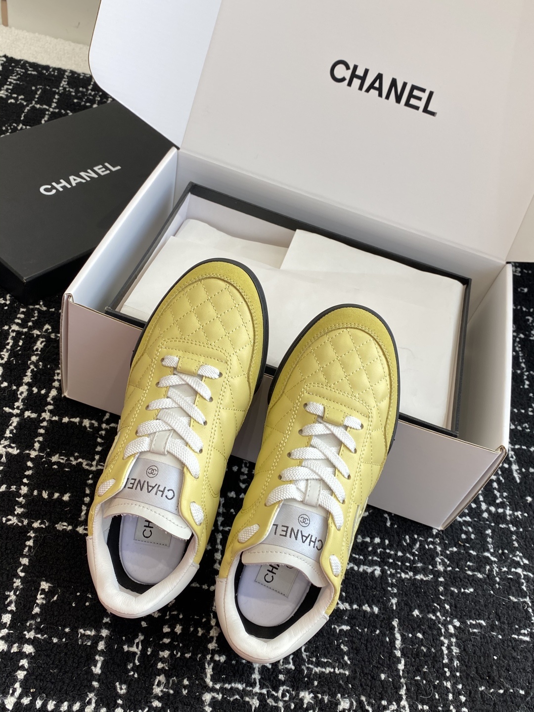 代购级(官网同步✈️盒包装)
最有流量的棒球鞋CHANEL 小香这双鞋谁穿谁夸!
杨幂同款Chanel
