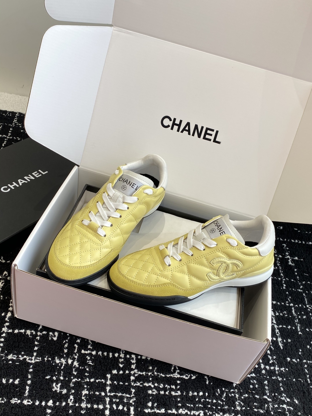 代购级(官网同步✈️盒包装)
最有流量的棒球鞋CHANEL 小香这双鞋谁穿谁夸!
杨幂同款Chanel