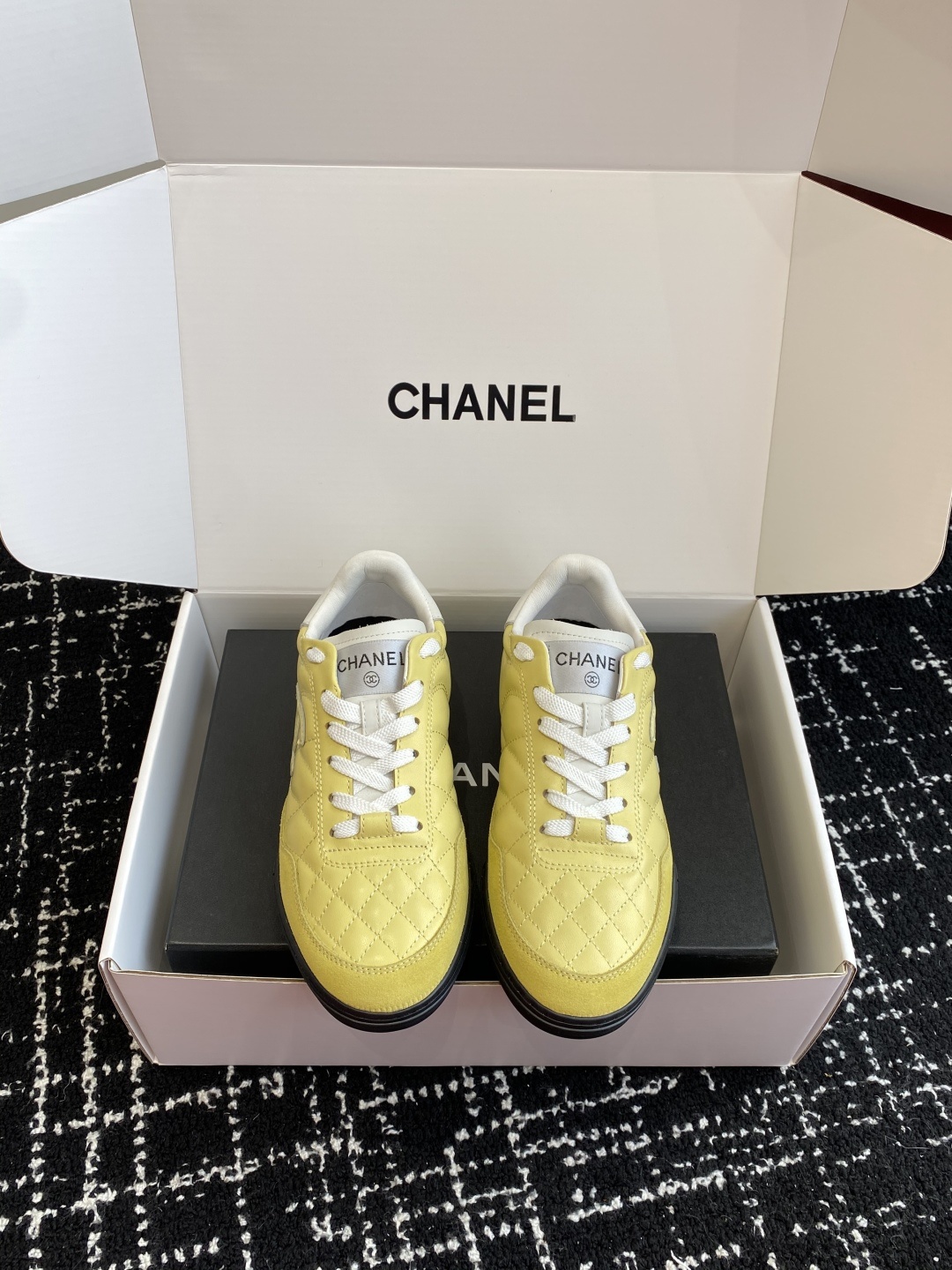 代购级(官网同步✈️盒包装)
最有流量的棒球鞋CHANEL 小香这双鞋谁穿谁夸!
杨幂同款Chanel