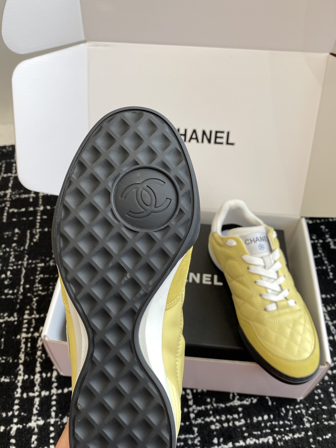 代购级(官网同步✈️盒包装)
最有流量的棒球鞋CHANEL 小香这双鞋谁穿谁夸!
杨幂同款Chanel