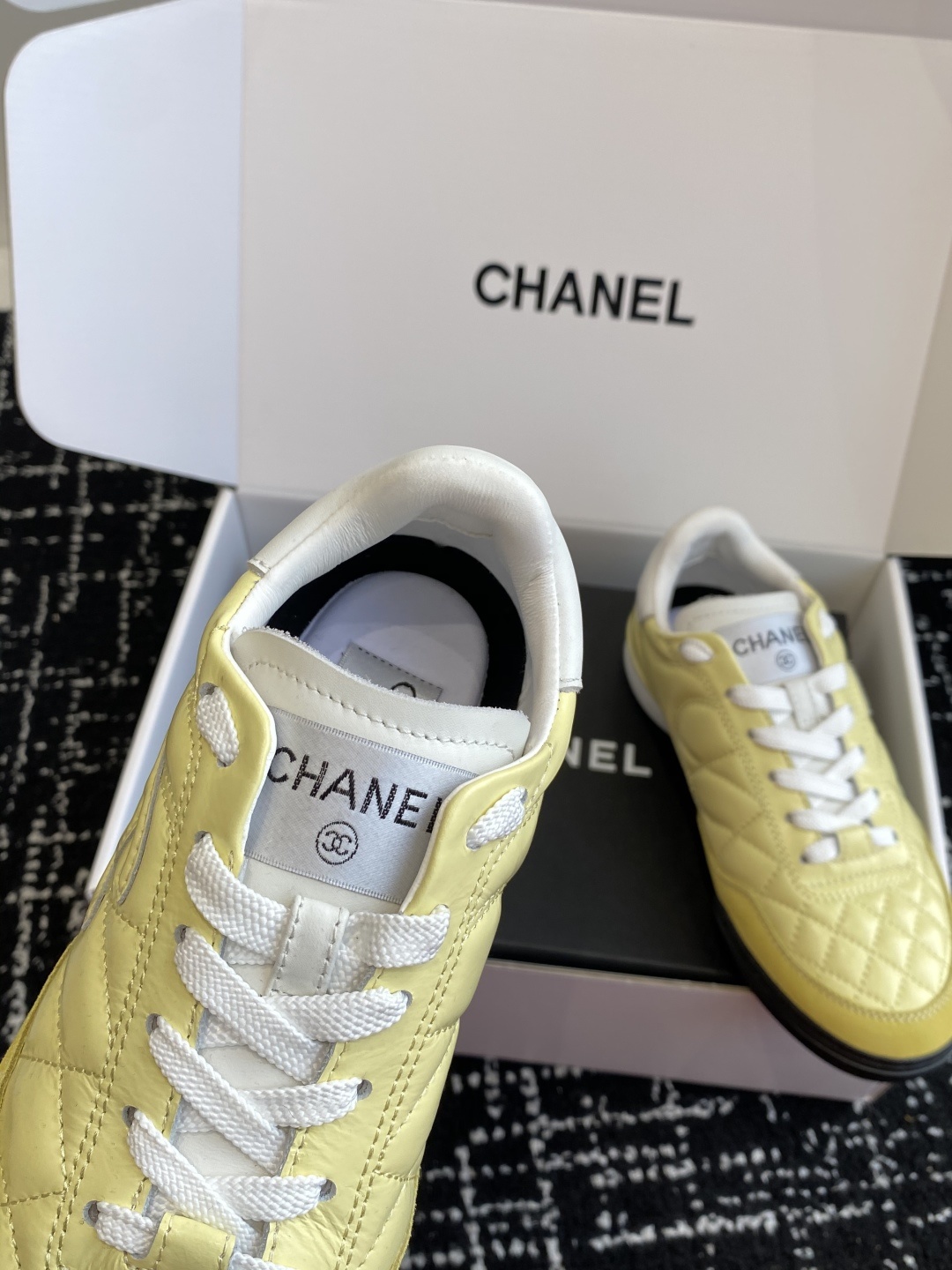 代购级
最有流量的棒球鞋CHANEL 小香这双鞋谁穿谁夸!
杨幂同款Chanel25ss棒球鞋