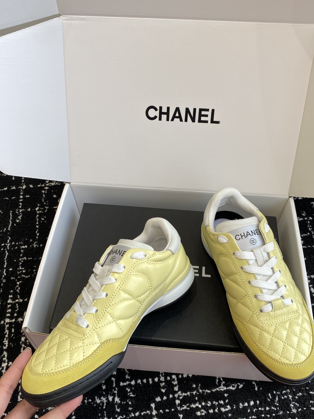 代购级
最有流量的棒球鞋CHANEL 小香这双鞋谁穿谁夸!
杨幂同款Chanel25ss棒球鞋