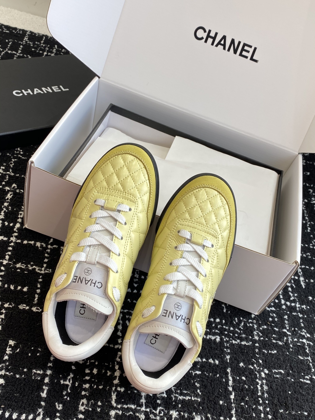 代购级
最有流量的棒球鞋CHANEL 小香这双鞋谁穿谁夸!
杨幂同款Chanel25ss棒球鞋