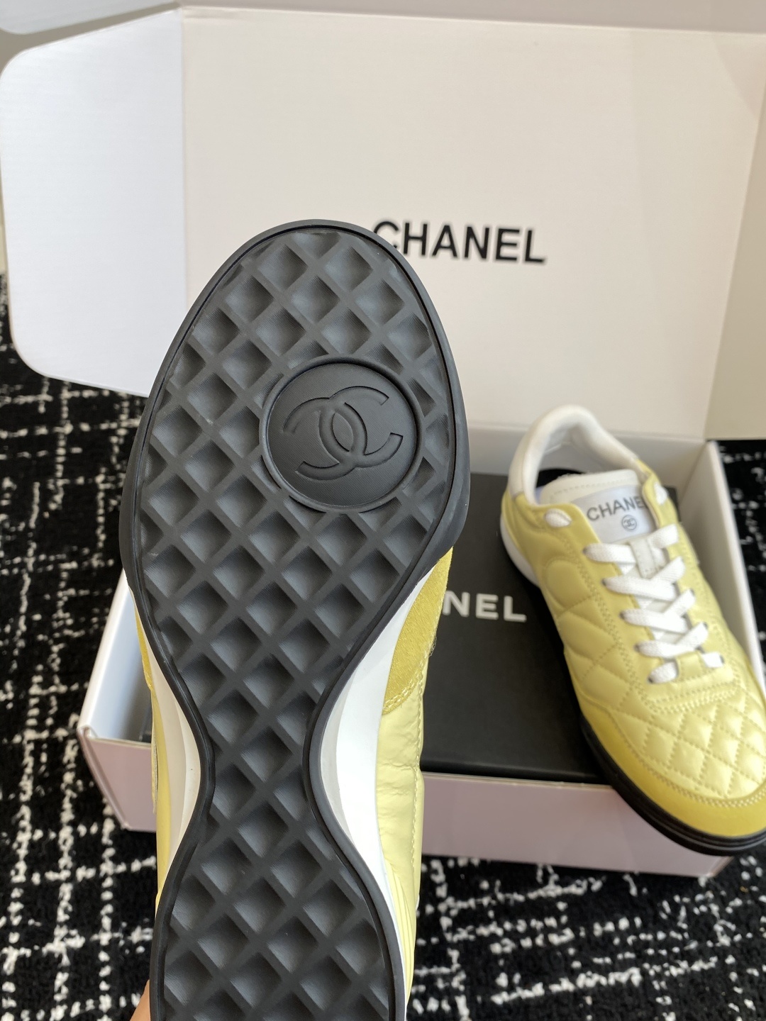 代购级
最有流量的棒球鞋CHANEL 小香这双鞋谁穿谁夸!
杨幂同款Chanel25ss棒球鞋