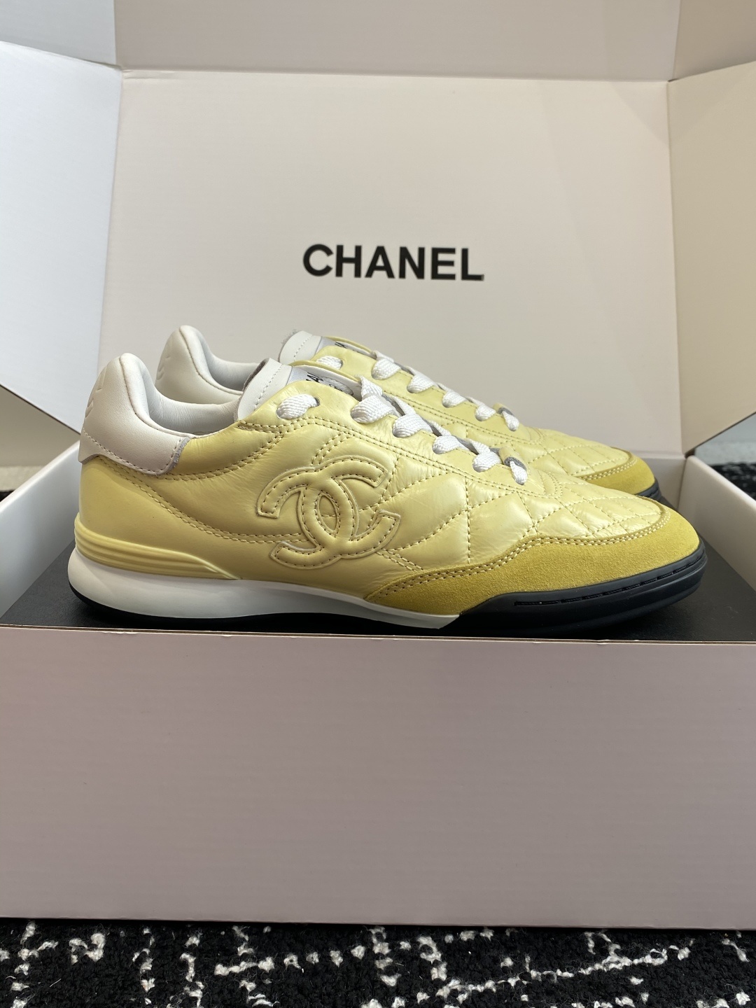 代购级
最有流量的棒球鞋CHANEL 小香这双鞋谁穿谁夸!
杨幂同款Chanel25ss棒球鞋