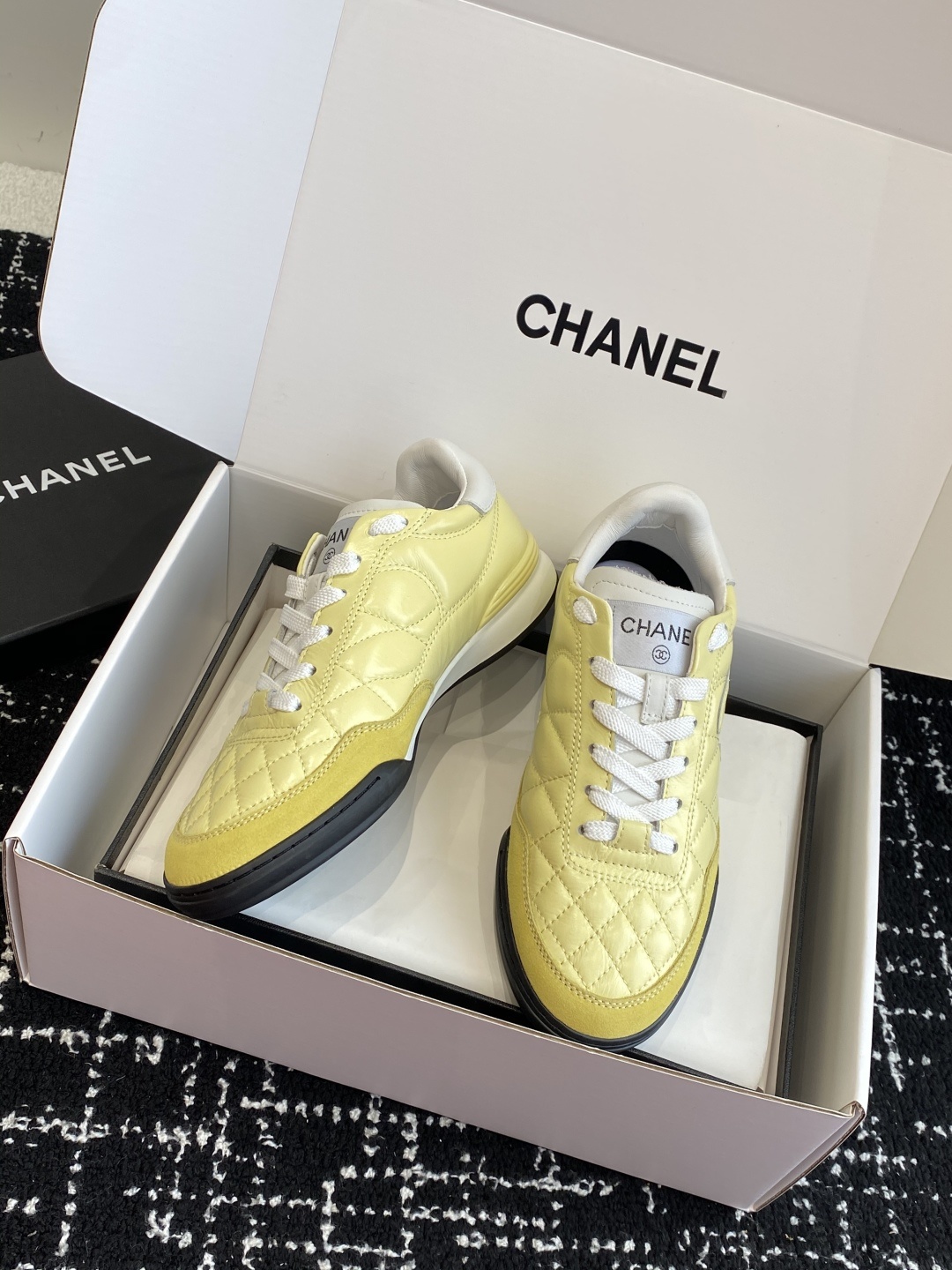代购级
最有流量的棒球鞋CHANEL 小香这双鞋谁穿谁夸!
杨幂同款Chanel25ss棒球鞋