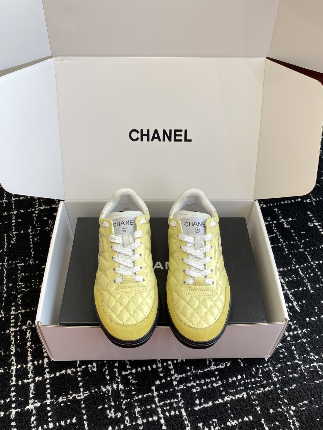 代购级
最有流量的棒球鞋CHANEL 小香这双鞋谁穿谁夸!
杨幂同款Chanel25ss棒球鞋