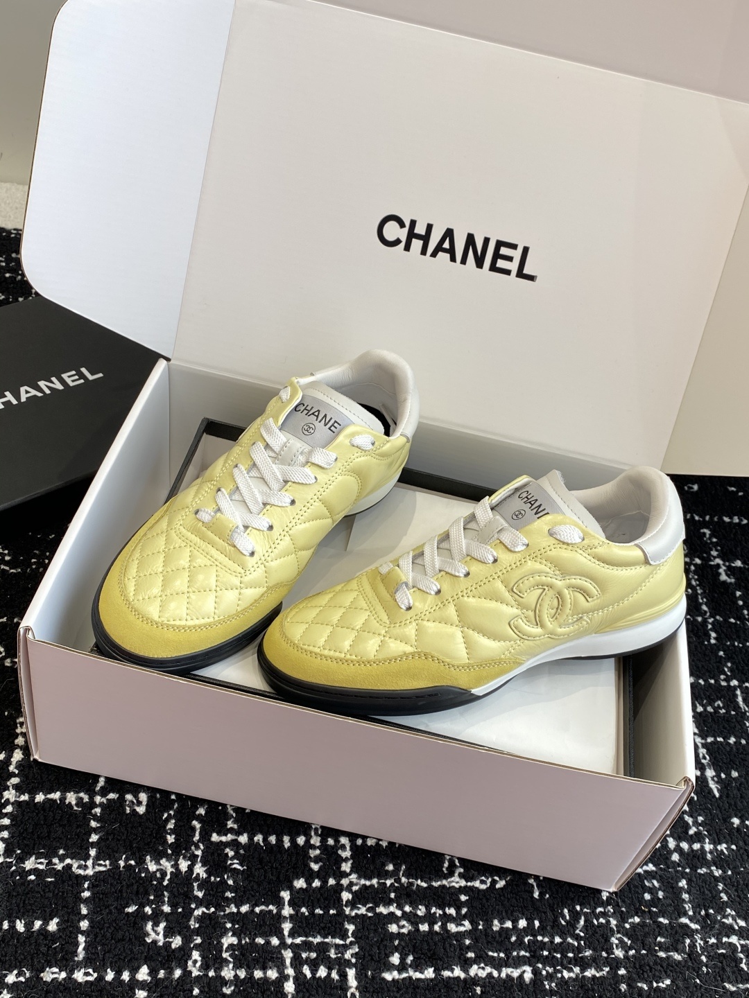 代购级
最有流量的棒球鞋CHANEL 小香这双鞋谁穿谁夸!
杨幂同款Chanel25ss棒球鞋