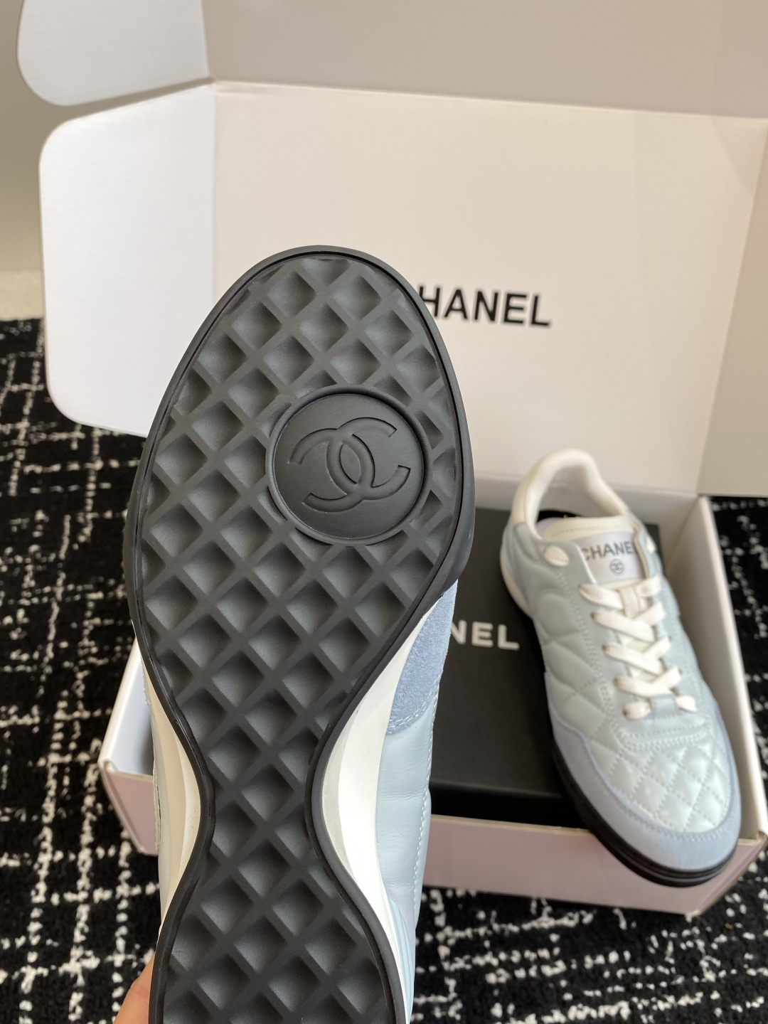 代购级
最有流量的棒球鞋CHANEL 小香这双鞋谁穿谁夸!
杨幂同款Chanel25ss棒球鞋