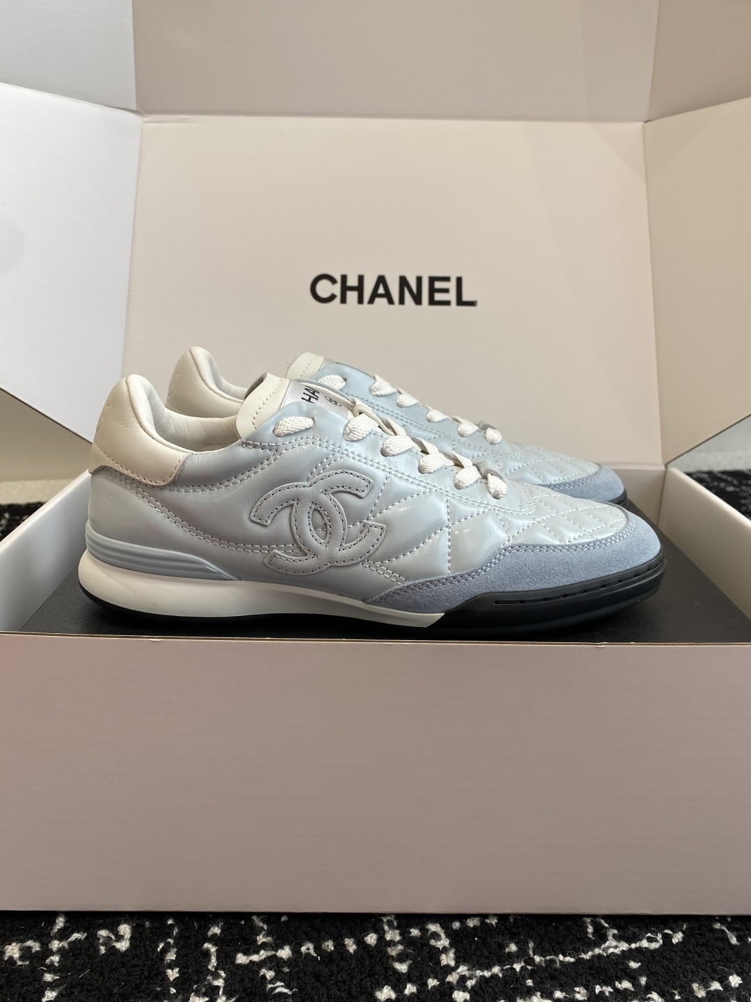 代购级
最有流量的棒球鞋CHANEL 小香这双鞋谁穿谁夸!
杨幂同款Chanel25ss棒球鞋