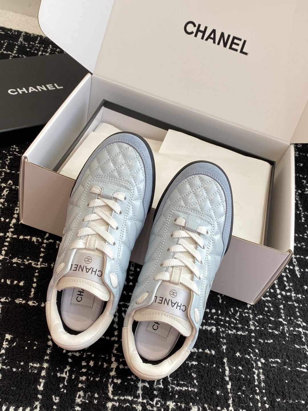 代购级
最有流量的棒球鞋CHANEL 小香这双鞋谁穿谁夸!
杨幂同款Chanel25ss棒球鞋