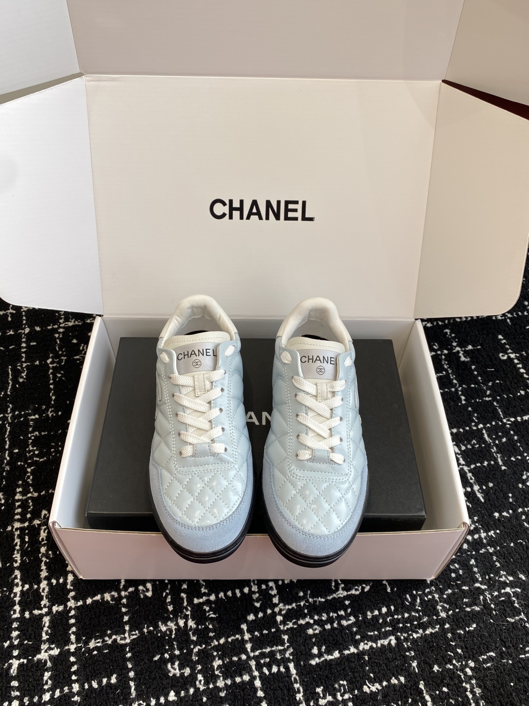 代购级
最有流量的棒球鞋CHANEL 小香这双鞋谁穿谁夸!
杨幂同款Chanel25ss棒球鞋