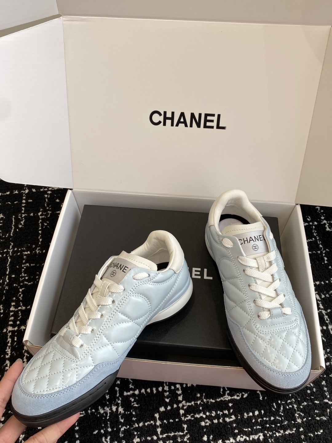 代购级
最有流量的棒球鞋CHANEL 小香这双鞋谁穿谁夸!
杨幂同款Chanel25ss棒球鞋