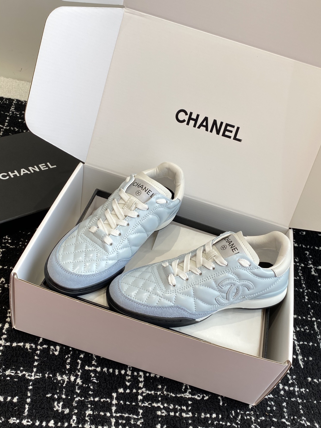 代购级
最有流量的棒球鞋CHANEL 小香这双鞋谁穿谁夸!
杨幂同款Chanel25ss棒球鞋