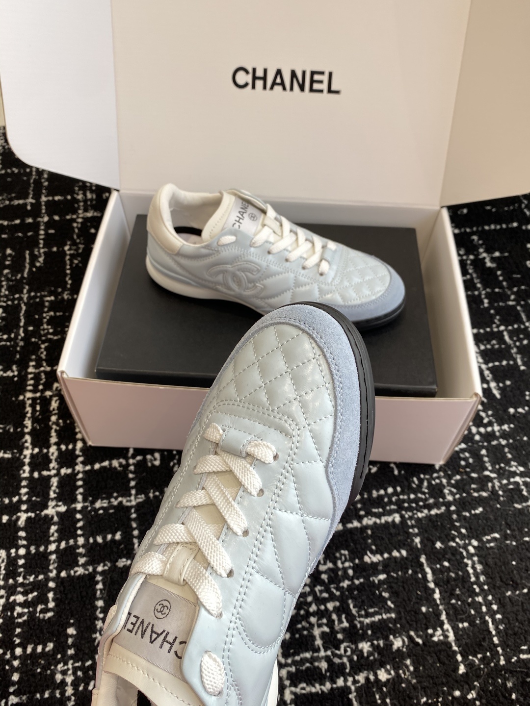 代购级
最有流量的棒球鞋CHANEL 小香这双鞋谁穿谁夸!
杨幂同款Chanel25ss棒球鞋