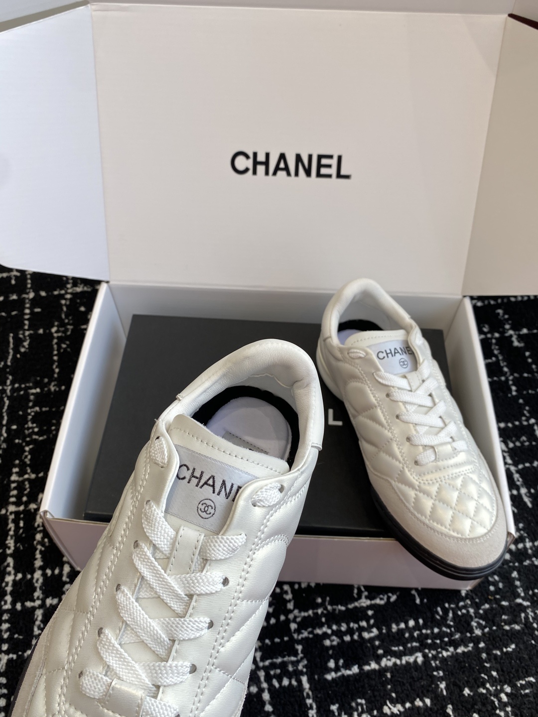 代购级
最有流量的棒球鞋CHANEL 小香这双鞋谁穿谁夸!
杨幂同款Chanel25ss棒球鞋