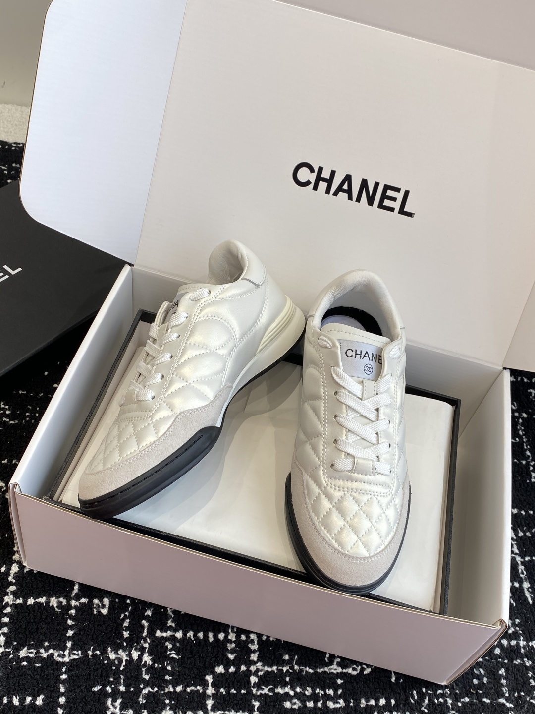 代购级
最有流量的棒球鞋CHANEL 小香这双鞋谁穿谁夸!
杨幂同款Chanel25ss棒球鞋