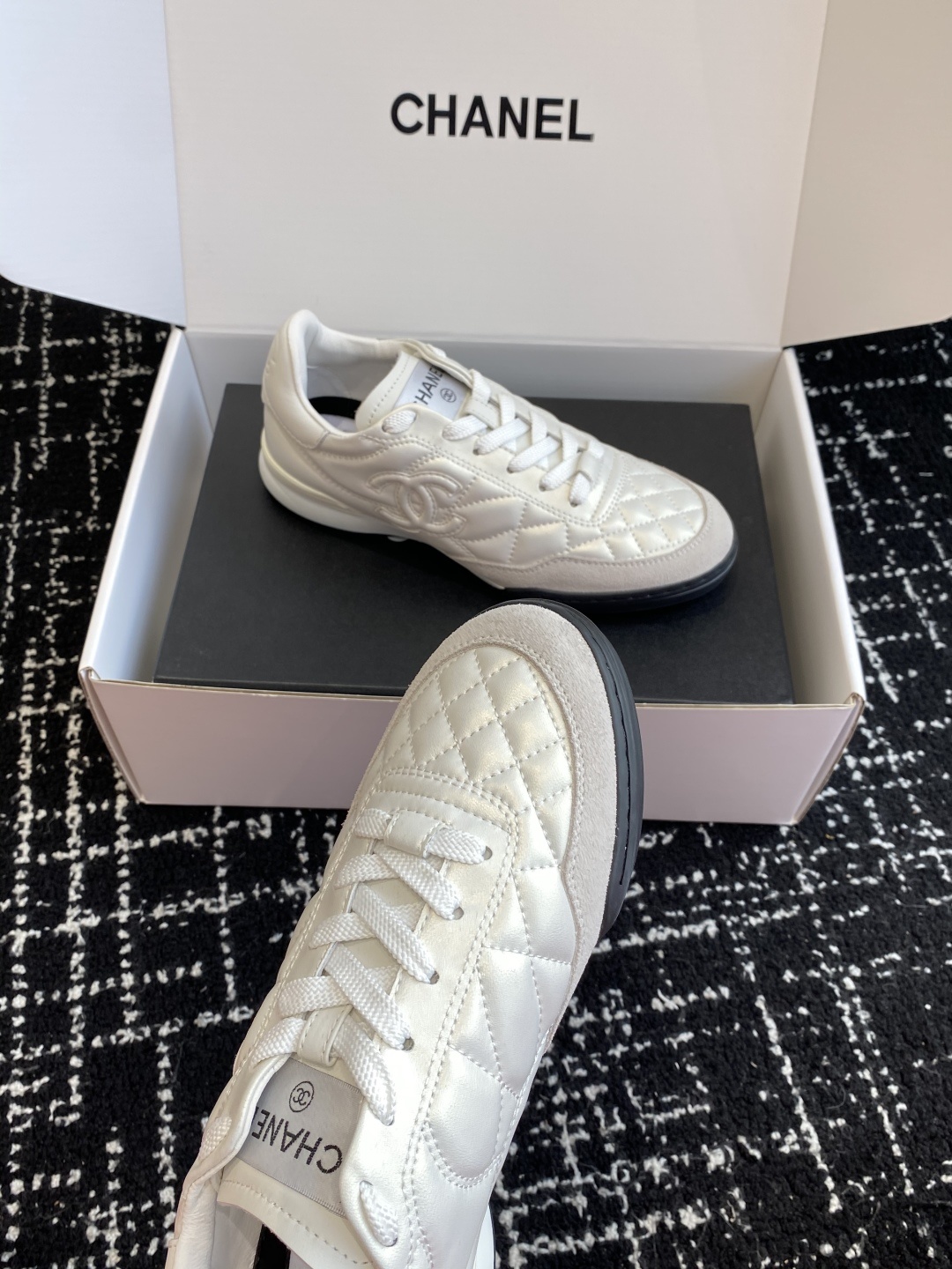 代购级
最有流量的棒球鞋CHANEL 小香这双鞋谁穿谁夸!
杨幂同款Chanel25ss棒球鞋