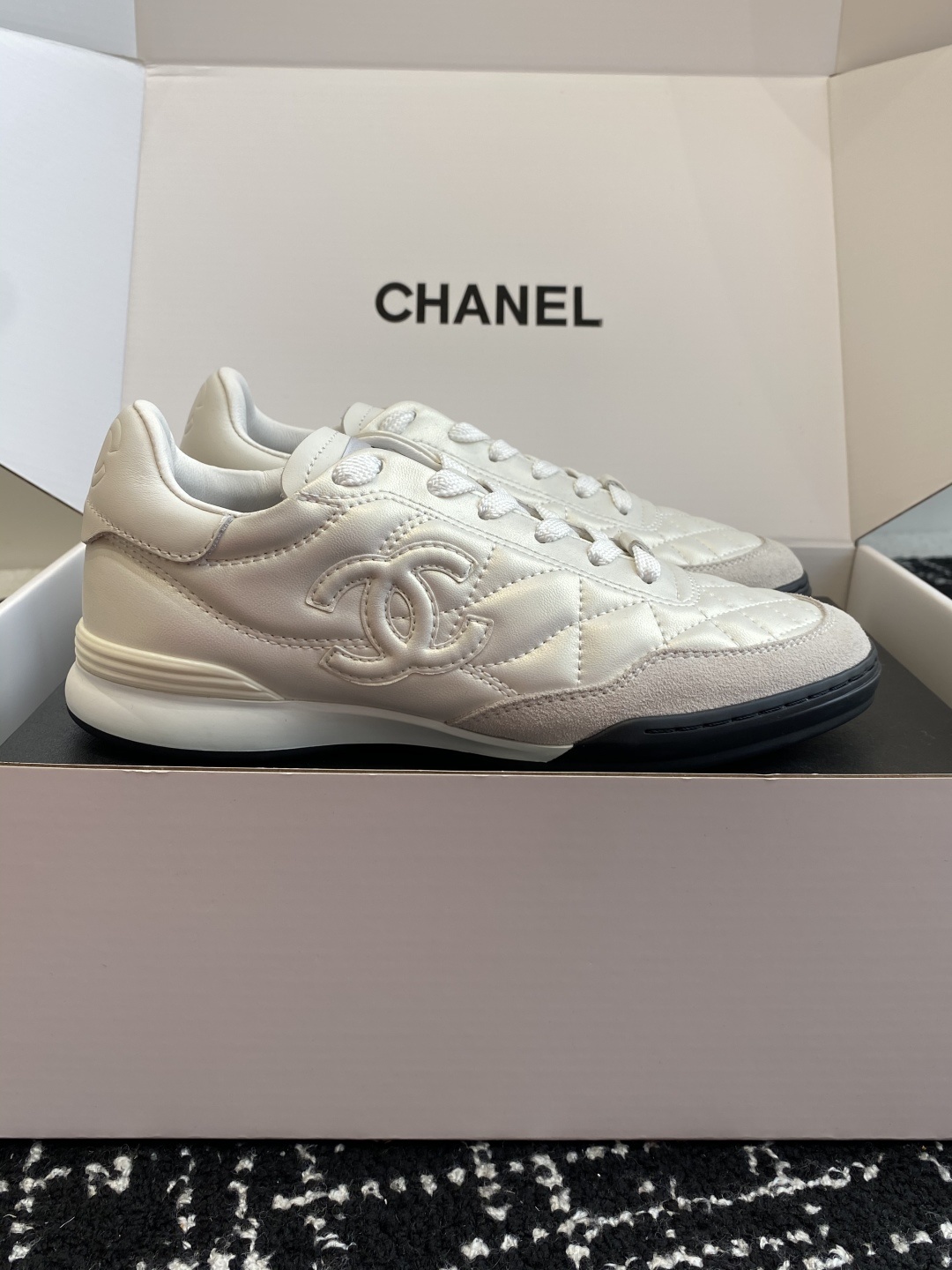 代购级
最有流量的棒球鞋CHANEL 小香这双鞋谁穿谁夸!
杨幂同款Chanel25ss棒球鞋