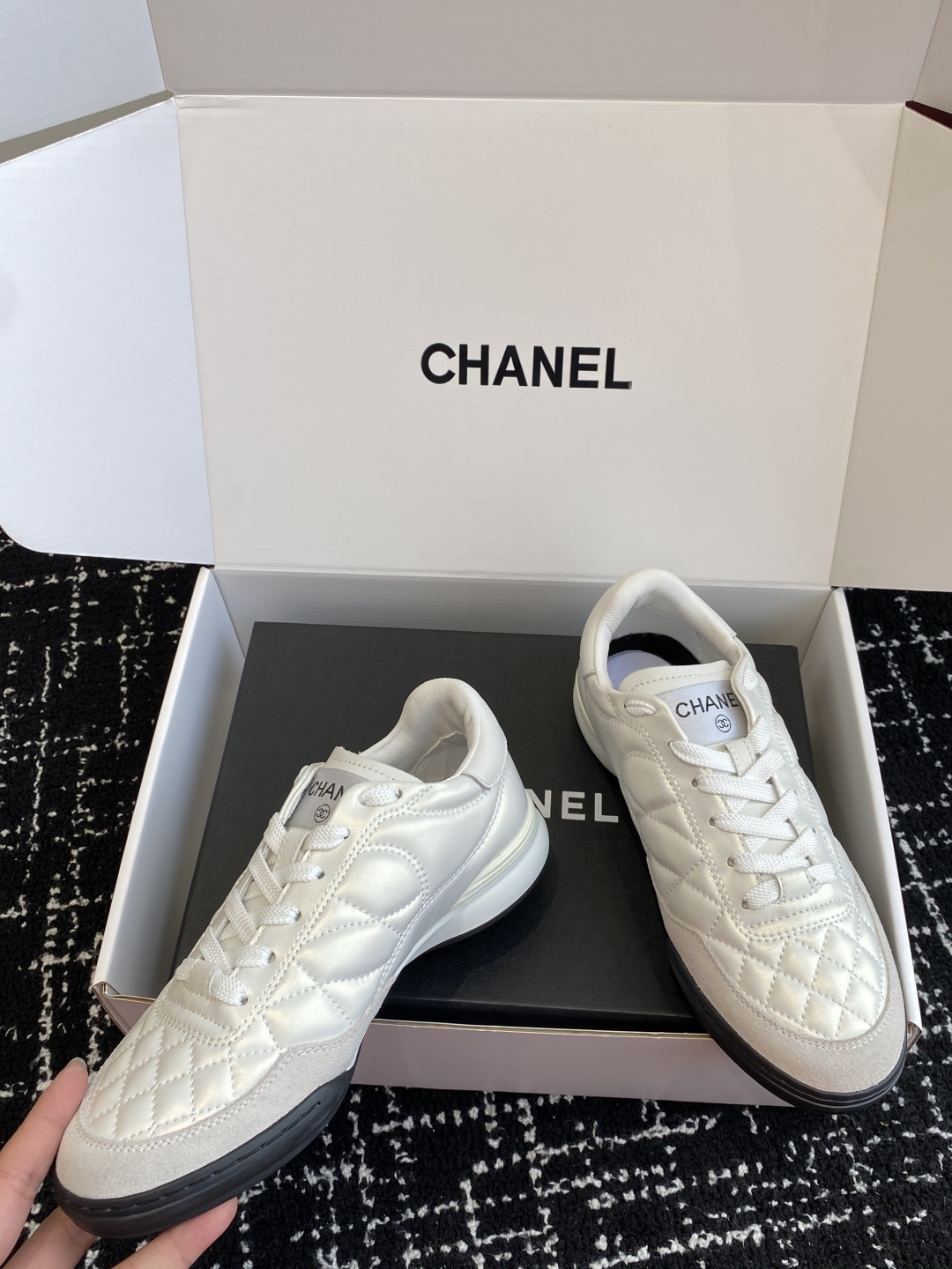 代购级
最有流量的棒球鞋CHANEL 小香这双鞋谁穿谁夸!
杨幂同款Chanel25ss棒球鞋