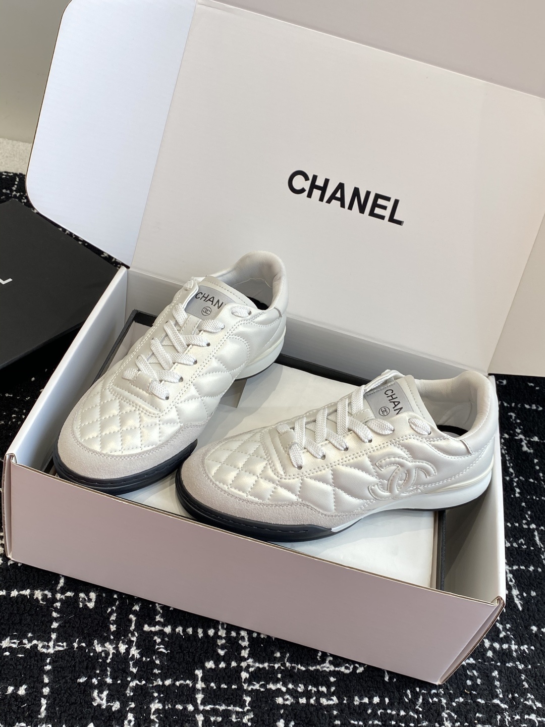 代购级
最有流量的棒球鞋CHANEL 小香这双鞋谁穿谁夸!
杨幂同款Chanel25ss棒球鞋
