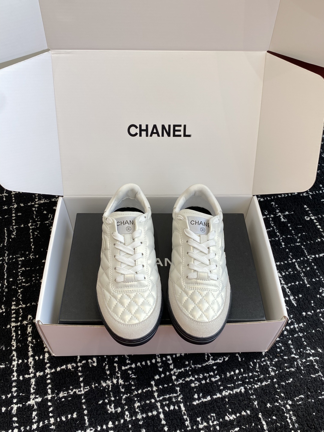 代购级
最有流量的棒球鞋CHANEL 小香这双鞋谁穿谁夸!
杨幂同款Chanel25ss棒球鞋