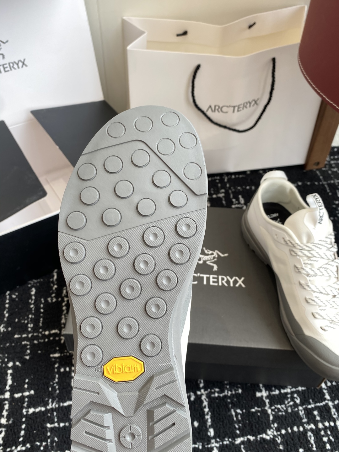 东莞代购级（⚠️官网同步✈️盒包装）
Aerios FL ARCTERYX 始祖鸟 情侣款 透气运动鞋攀