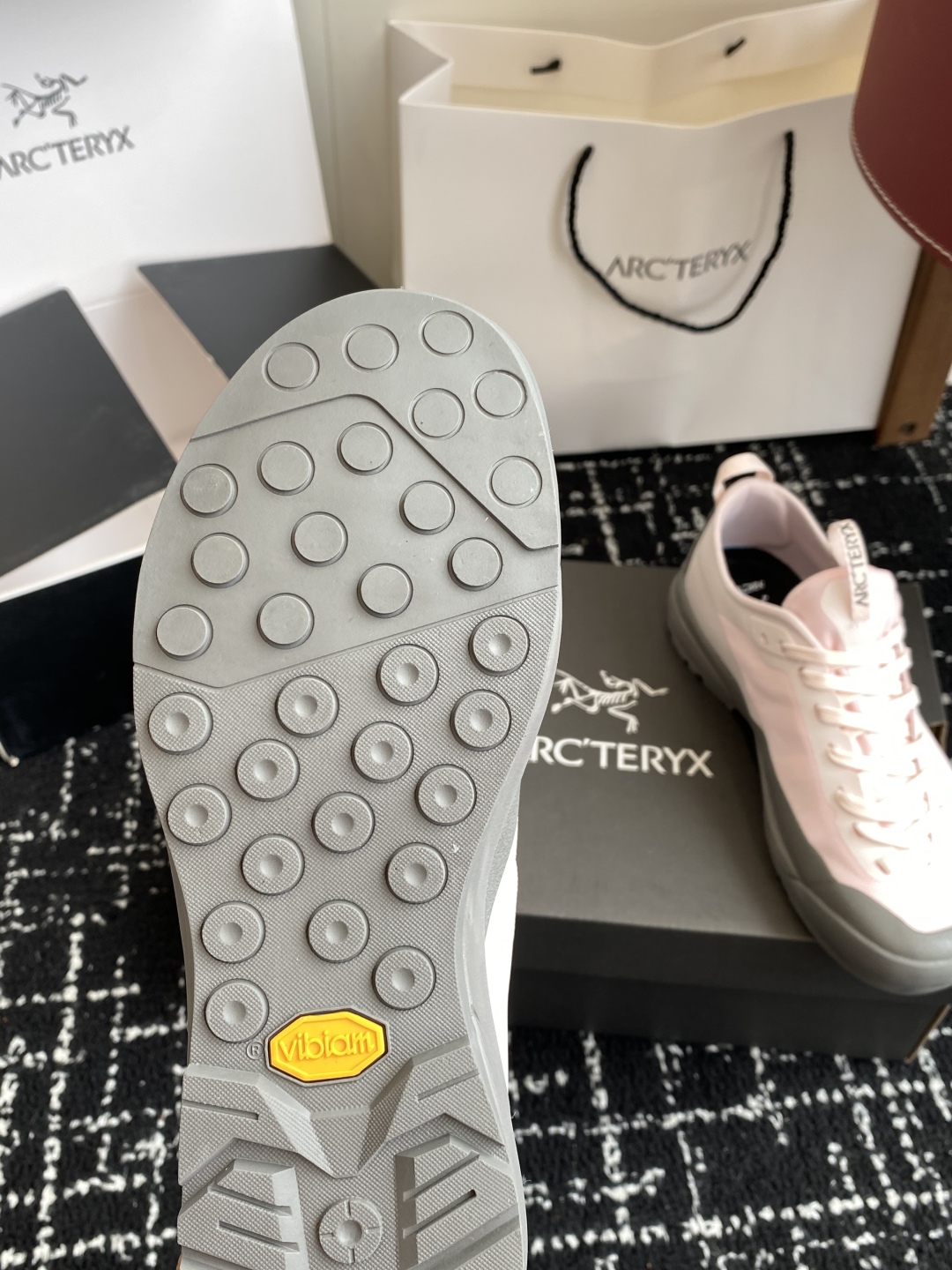 东莞代购级（⚠️官网同步✈️盒包装）
Aerios FL ARCTERYX 始祖鸟 情侣款 透气运动鞋攀