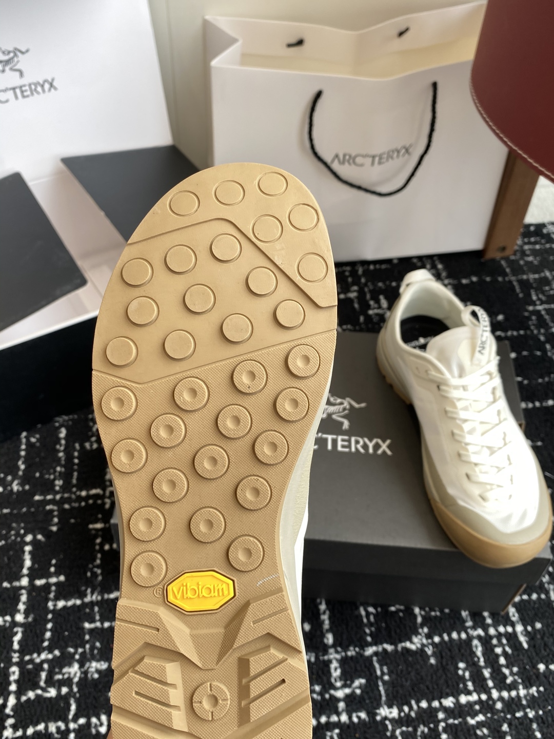 东莞代购级（⚠️官网同步✈️盒包装）
Aerios FL ARCTERYX 始祖鸟 情侣款 透气运动鞋攀