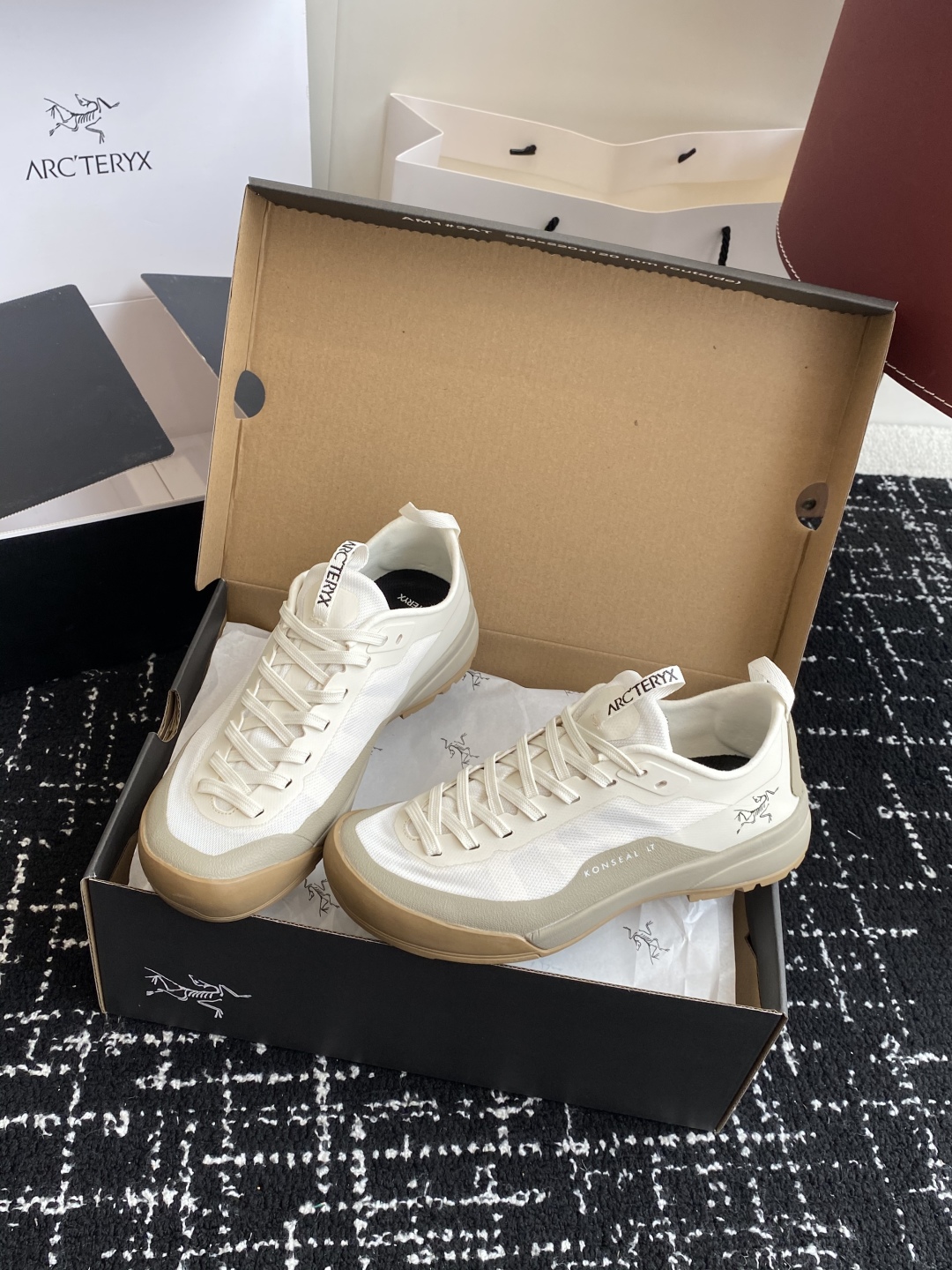 东莞代购级（⚠️官网同步✈️盒包装）
Aerios FL ARCTERYX 始祖鸟 情侣款 透气运动鞋攀