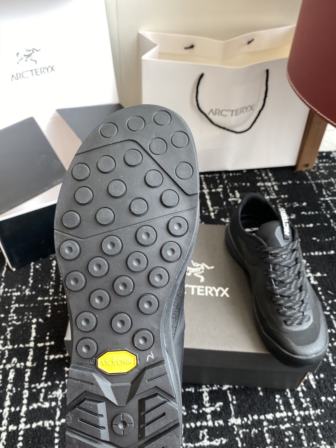 东莞代购级（⚠️官网同步✈️盒包装）
Aerios FL ARCTERYX 始祖鸟 情侣款 透气运动鞋攀