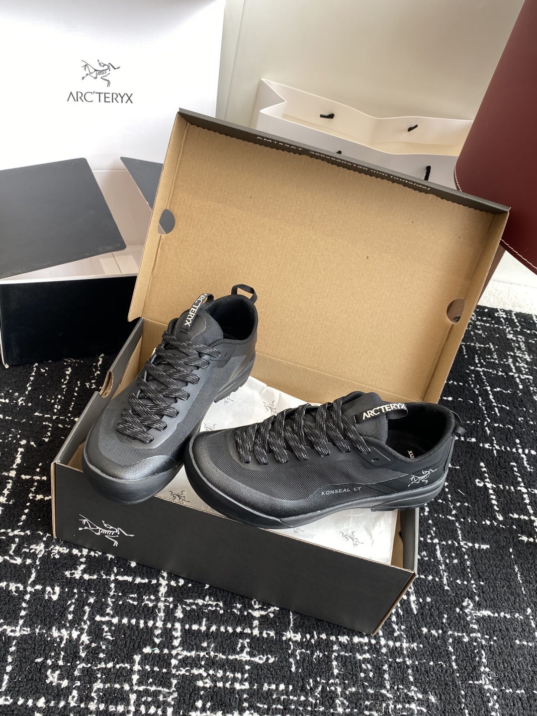 东莞代购级（⚠️官网同步✈️盒包装）
Aerios FL ARCTERYX 始祖鸟 情侣款 透气运动鞋攀
