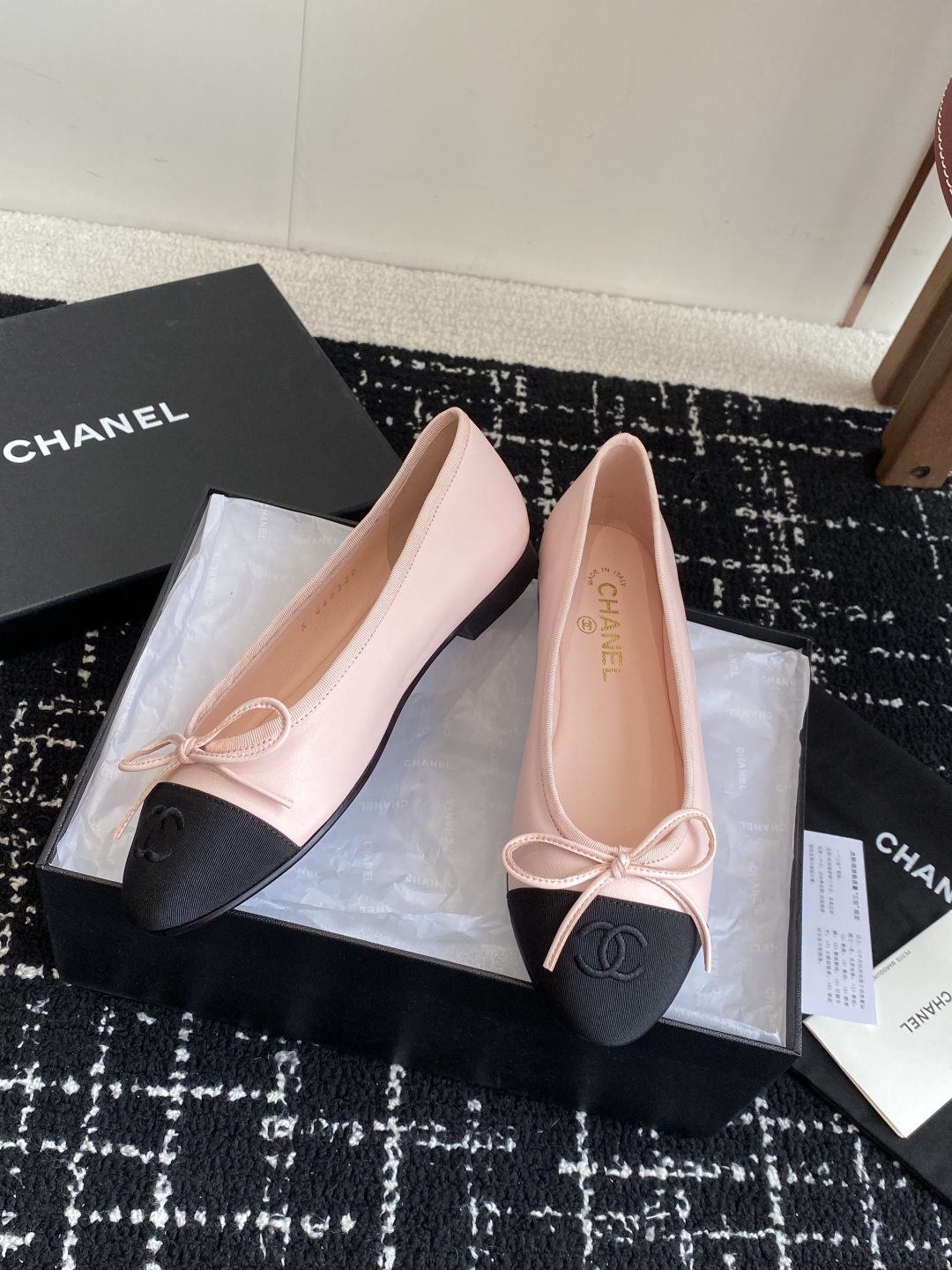 代购级
CHANEL小香 25ss 春夏 芭蕾舞鞋 宛如女神脖子上的项链,上脚包裹性非常好,上脚跟显瘦,
