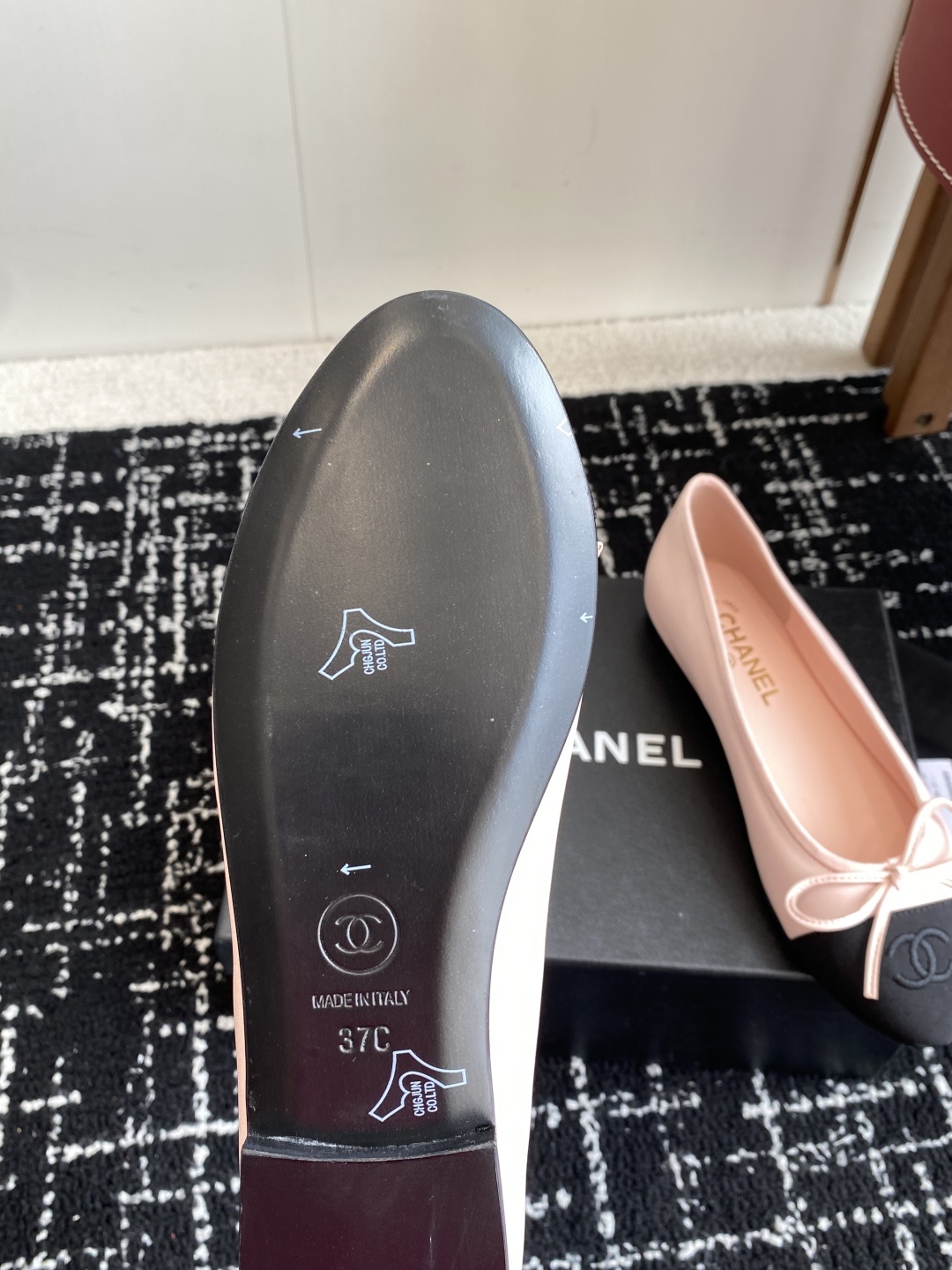 代购级
CHANEL小香 25ss 春夏 芭蕾舞鞋 宛如女神脖子上的项链,上脚包裹性非常好,上脚跟显瘦,