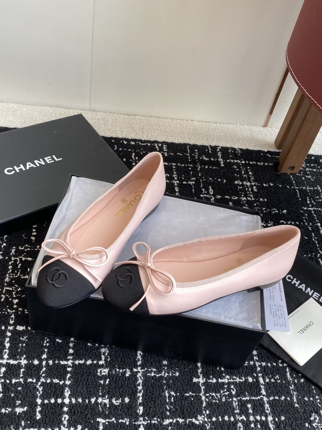 代购级
CHANEL小香 25ss 春夏 芭蕾舞鞋 宛如女神脖子上的项链,上脚包裹性非常好,上脚跟显瘦,