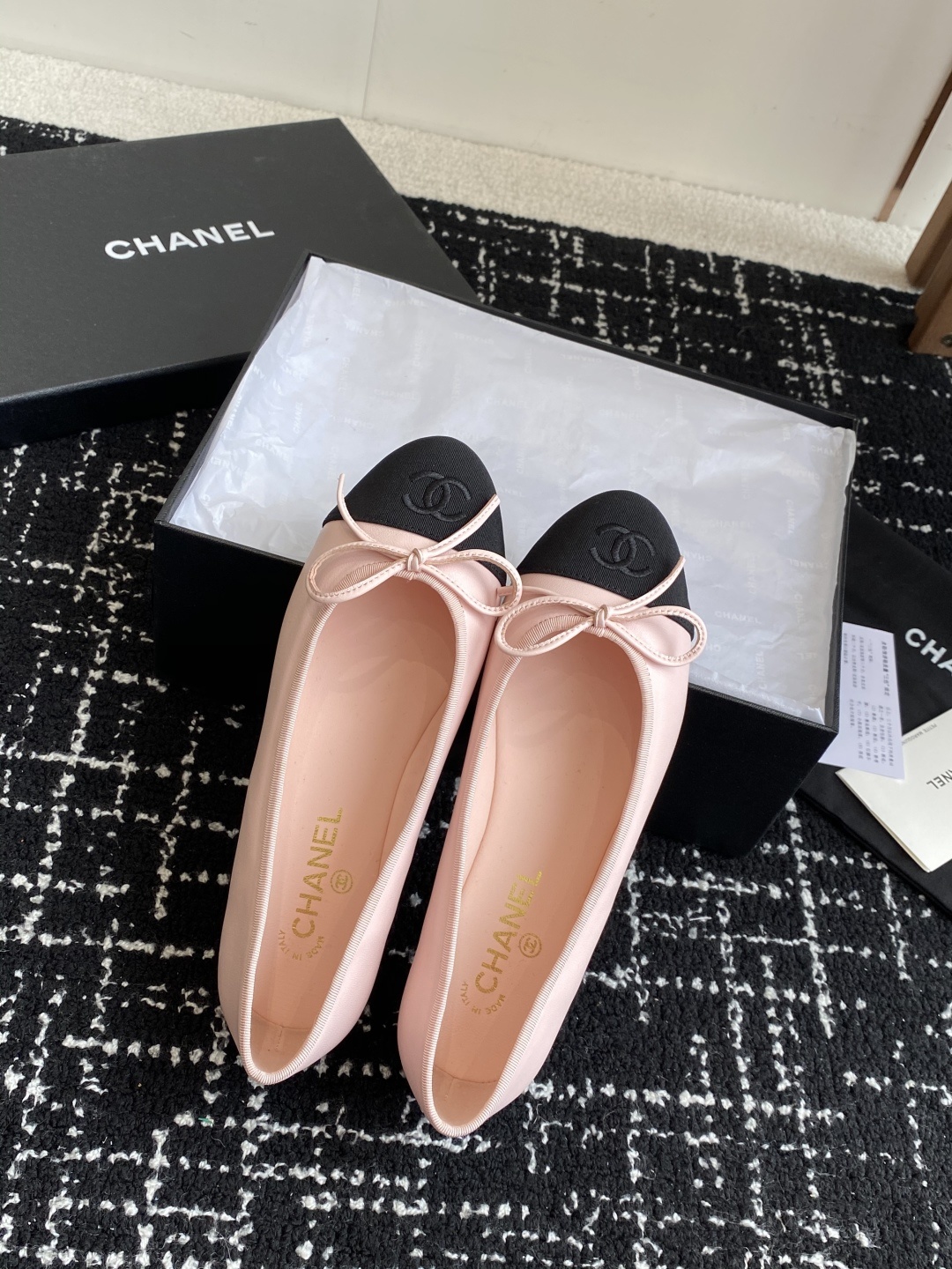 代购级
CHANEL小香 25ss 春夏 芭蕾舞鞋 宛如女神脖子上的项链,上脚包裹性非常好,上脚跟显瘦,