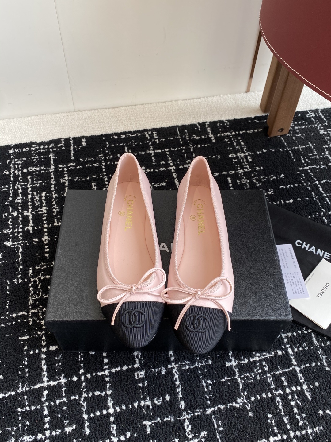 代购级
CHANEL小香 25ss 春夏 芭蕾舞鞋 宛如女神脖子上的项链,上脚包裹性非常好,上脚跟显瘦,
