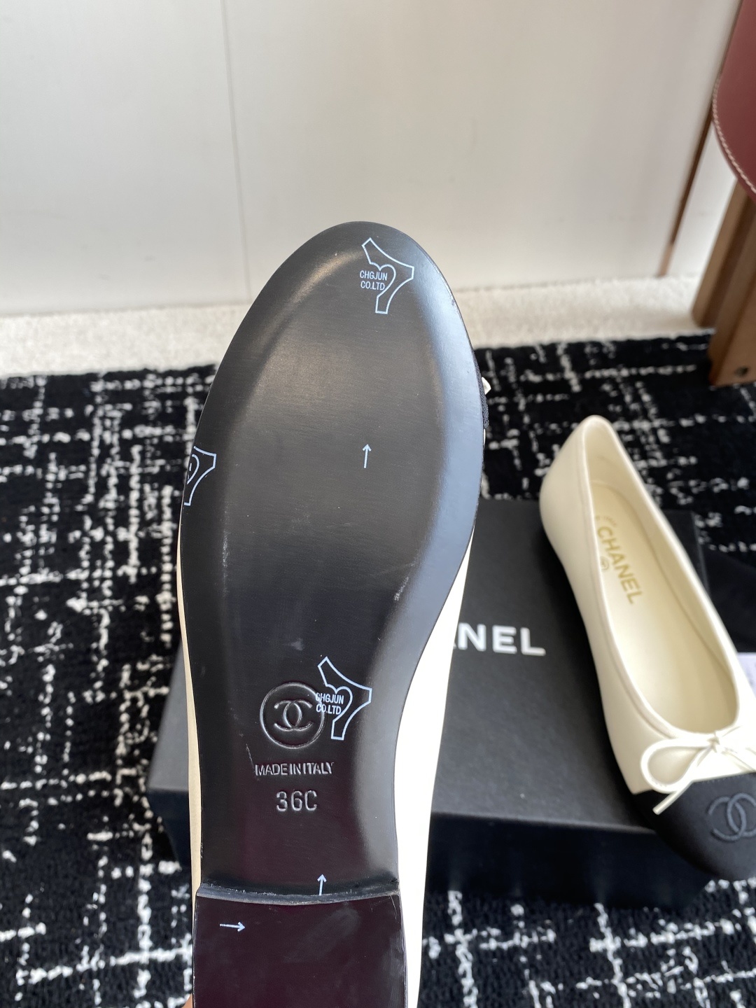 代购级
CHANEL小香 25ss 春夏 芭蕾舞鞋 宛如女神脖子上的项链,上脚包裹性非常好,上脚跟显瘦,