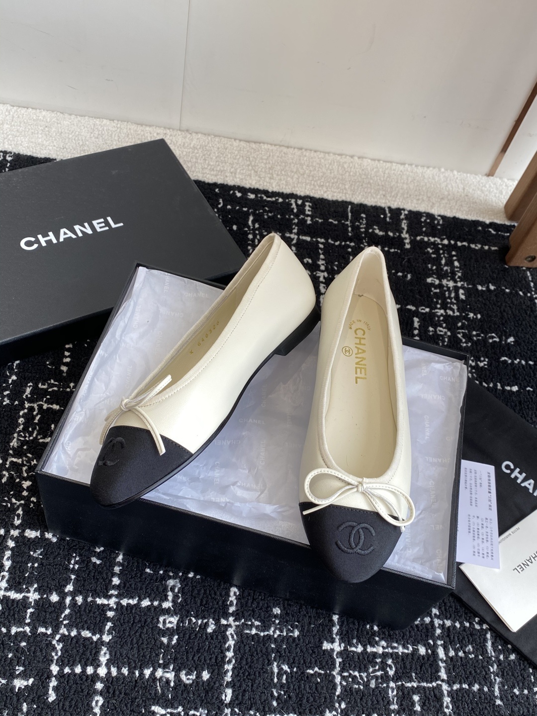 代购级
CHANEL小香 25ss 春夏 芭蕾舞鞋 宛如女神脖子上的项链,上脚包裹性非常好,上脚跟显瘦,