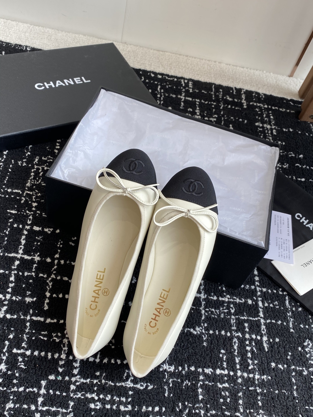 代购级
CHANEL小香 25ss 春夏 芭蕾舞鞋 宛如女神脖子上的项链,上脚包裹性非常好,上脚跟显瘦,