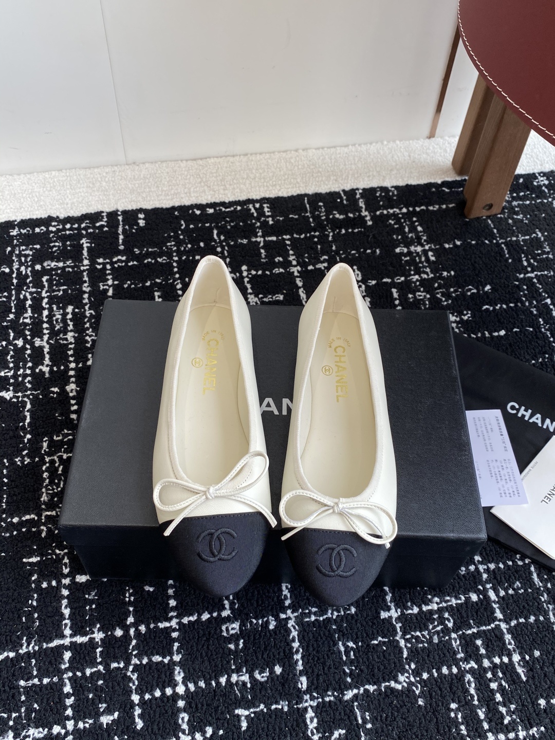 代购级
CHANEL小香 25ss 春夏 芭蕾舞鞋 宛如女神脖子上的项链,上脚包裹性非常好,上脚跟显瘦,