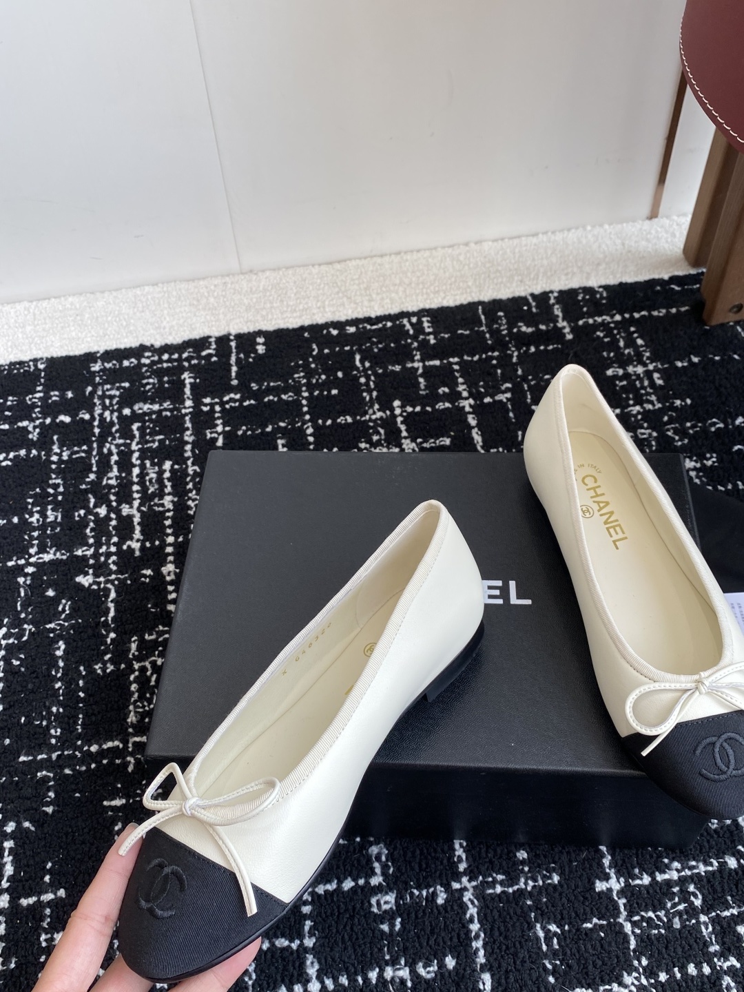 代购级
CHANEL小香 25ss 春夏 芭蕾舞鞋 宛如女神脖子上的项链,上脚包裹性非常好,上脚跟显瘦,