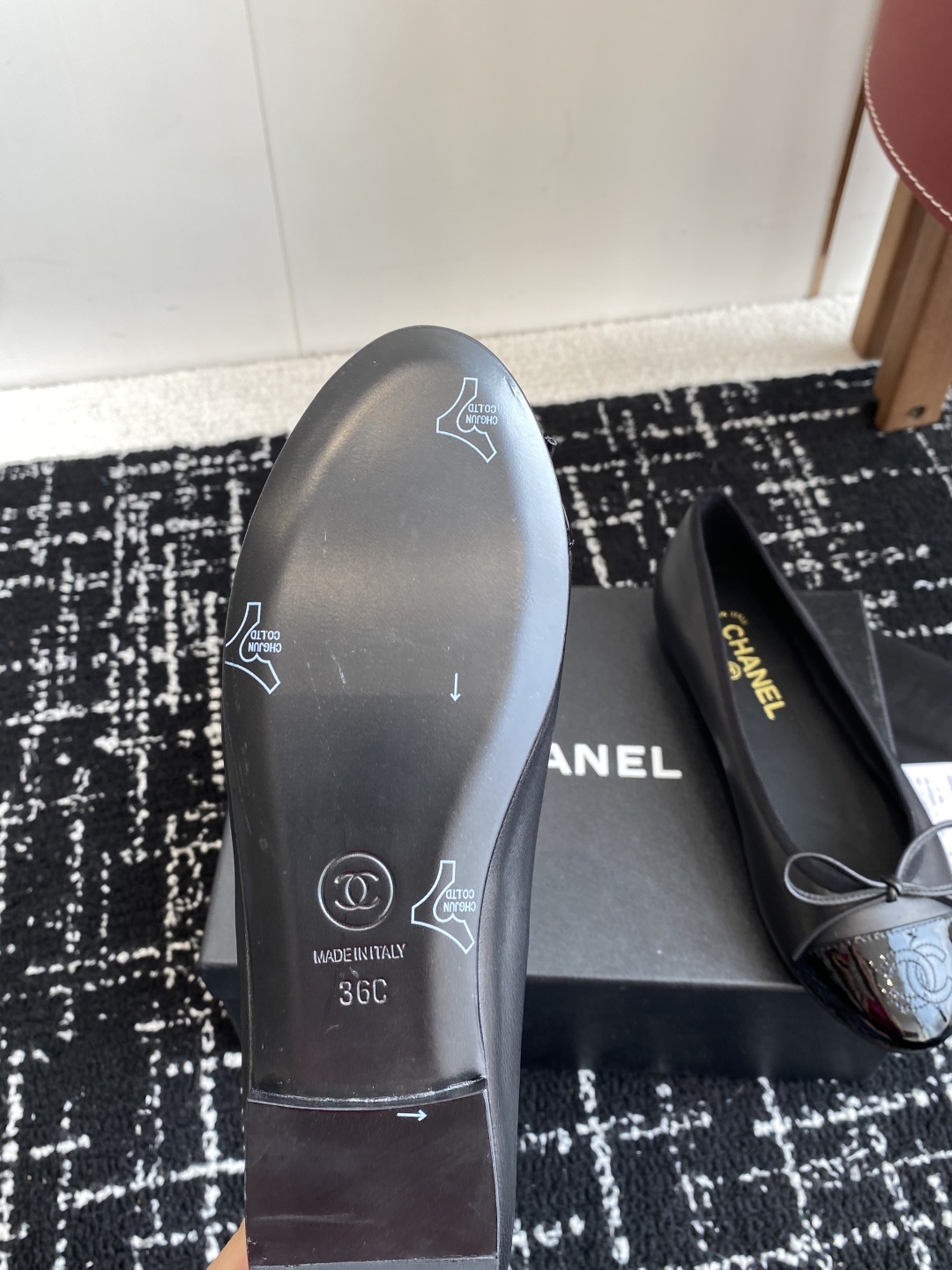 代购级
CHANEL小香 25ss 春夏 芭蕾舞鞋 宛如女神脖子上的项链,上脚包裹性非常好,上脚跟显瘦,