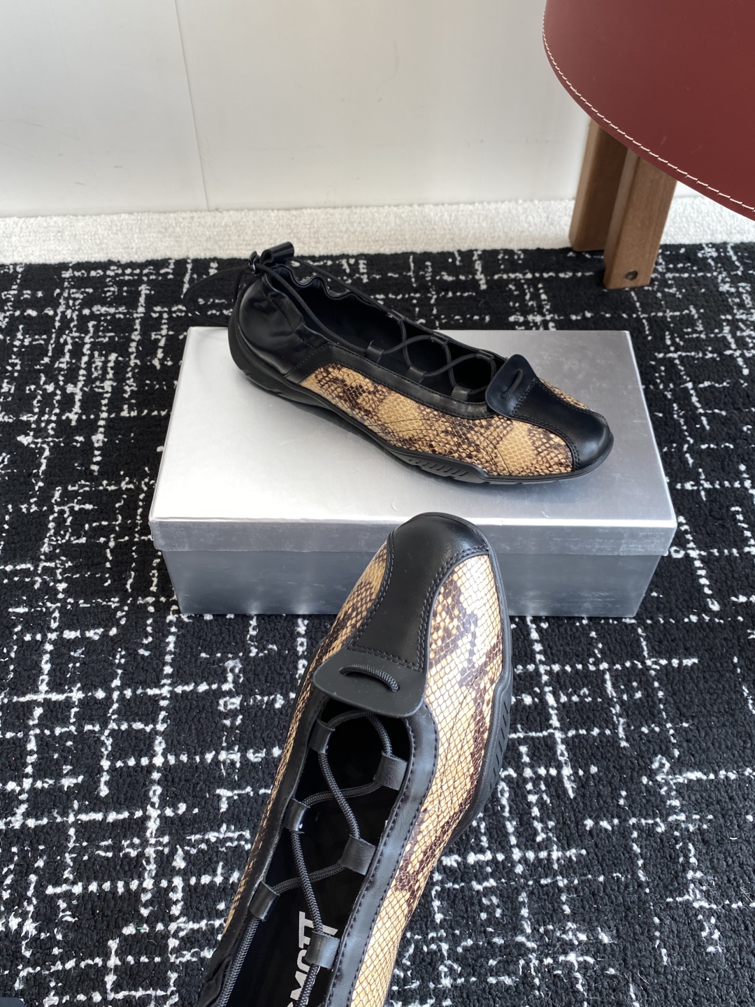 代购级
27QUAI 25ss 春夏新款 走秀款德训 拳击鞋 休闲鞋

设计理念源于拳击鞋和芭蕾舞鞋两者