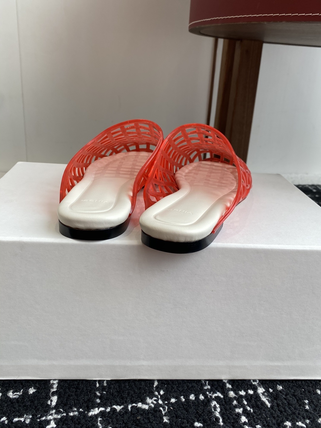 代购级
The Row 25走秀款 水晶/果冻凉鞋 独家首发 原版开模 11制造 超多网红上脚 夏日舒适