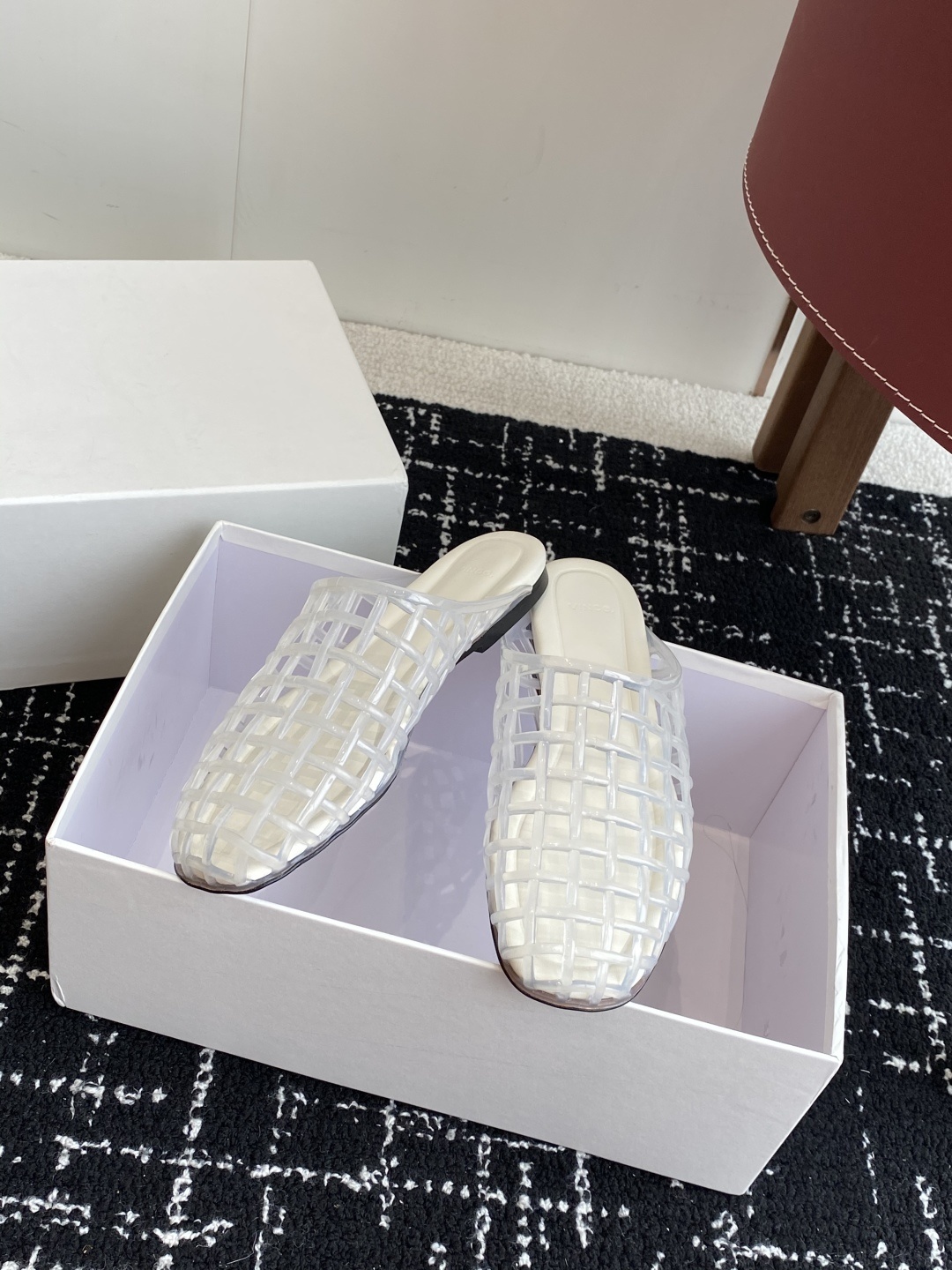 代购级
The Row 25走秀款 水晶/果冻凉鞋 独家首发 原版开模 11制造 超多网红上脚 夏日舒适