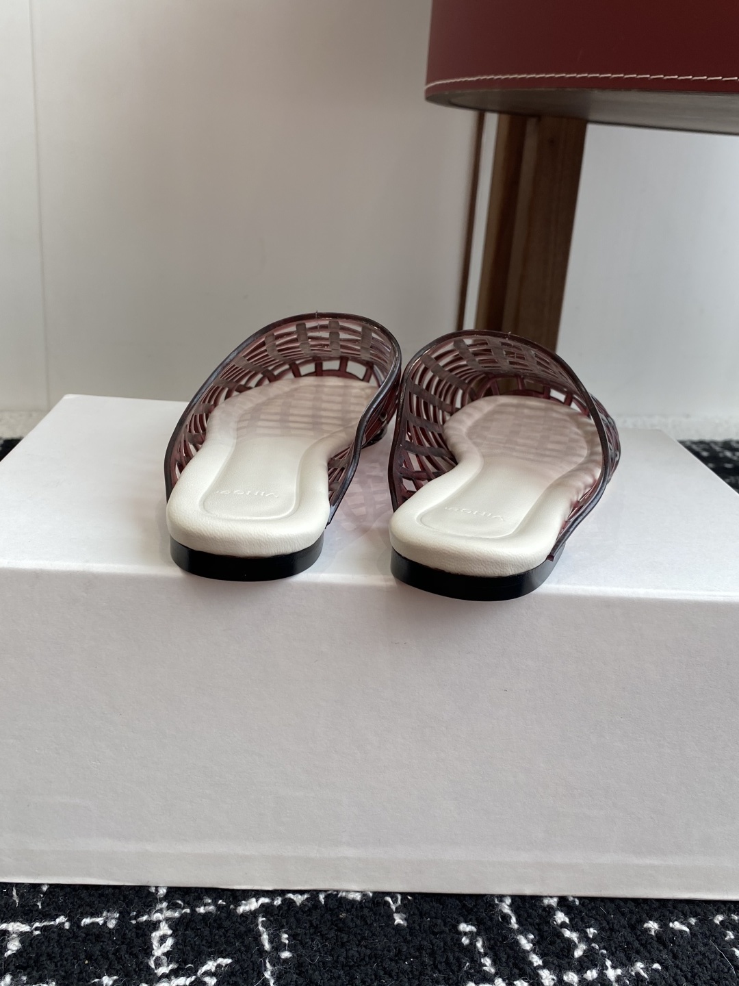代购级
The Row 25走秀款 水晶/果冻凉鞋 独家首发 原版开模 11制造 超多网红上脚 夏日舒适