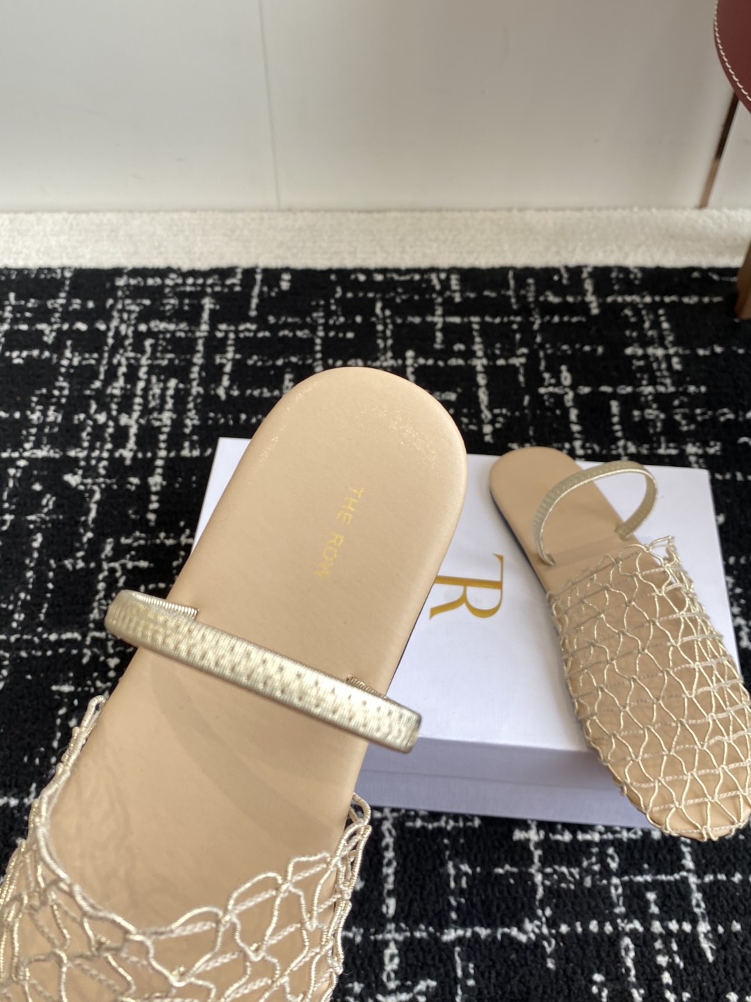 代购级
The row 25ss 经典芭蕾舞半拖 编织面拖鞋新品 以芭蕾的灵动意韵融于日常，以现代笔触刻