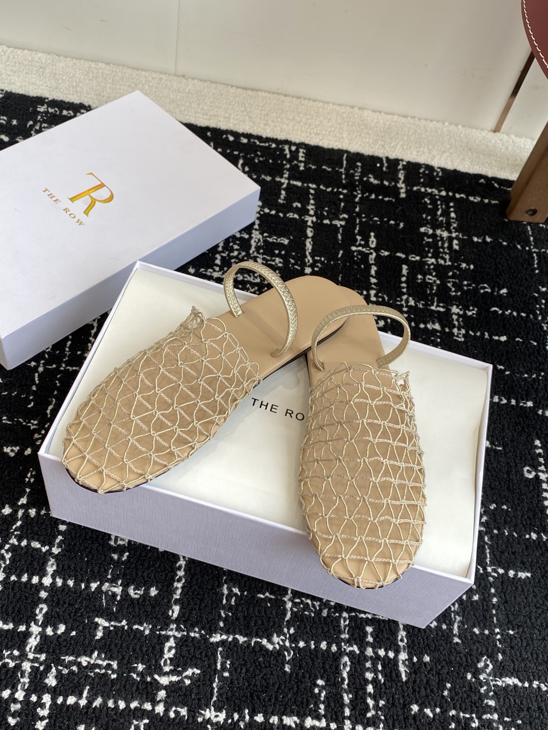 代购级
The row 25ss 经典芭蕾舞半拖 编织面拖鞋新品 以芭蕾的灵动意韵融于日常，以现代笔触刻